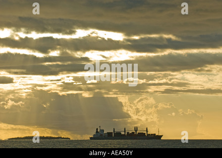 Îles Fidji NADI southsea Sud Pacifique mer COUCHER DU SOLEIL COUCHER DU SOLEIL bateau voyage cargo cargo de transport de trafic marchand Banque D'Images