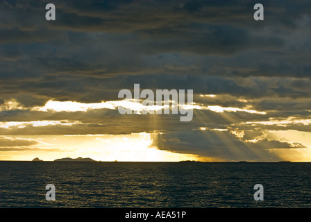 Îles Fidji NADI southsea Sud Pacifique mer COUCHER DU SOLEIL COUCHER DU SOLEIL sur les collines de la forêt de l'eau de mer montagnes côte rivage sun cloud Banque D'Images