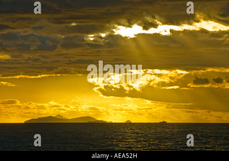 Îles Fidji NADI southsea Sud Pacifique mer COUCHER DU SOLEIL COUCHER DU SOLEIL sur les collines de la forêt de l'eau de mer montagnes côte rivage sun cloud Banque D'Images