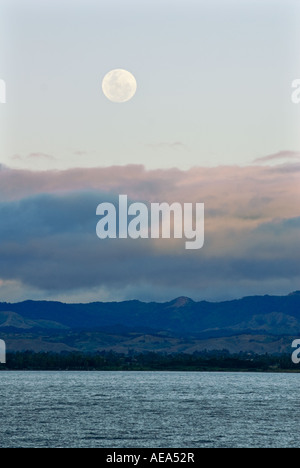 Îles Fidji NADI southsea Sud Pacifique mer COUCHER DU SOLEIL COUCHER DU SOLEIL l'eau de mer montagnes collines côte rivage moonrise sun cloud Banque D'Images