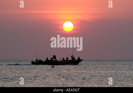 Tanzanie Zanzibar sur les gens de dhow croisière au coucher du soleil vu de la plage de Kendwa Rocks Banque D'Images