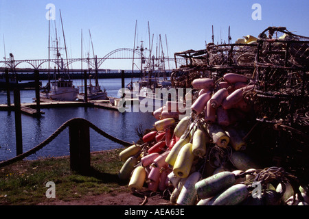 Crabpots et leur chargement à bord de bateaux attendent les flotteurs à ce port de pêche commerciale à Newport Oregon Banque D'Images