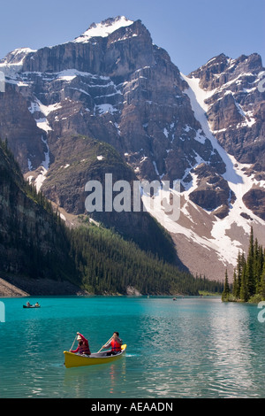 Canoë sur le lac Moraine, dans le parc national Banff, Canada Banque D'Images