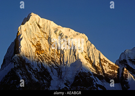 Coucher du soleil sur le Cholatse Peak 6440 mètres VU DE DISTRICT NÉPAL KHUMBU Gokyo Banque D'Images