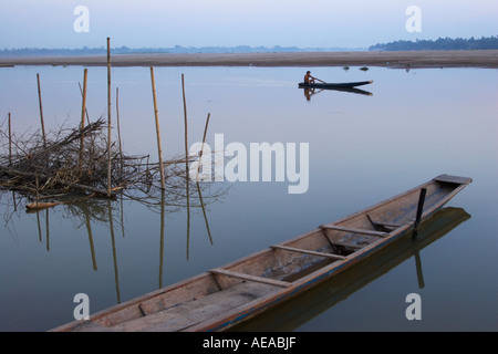 Pêcheur en barque sur le fleuve du Mékong au crépuscule Banque D'Images