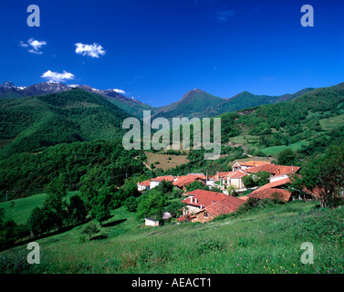 Village de montagnes Picos de Europa Cantabria Espagne Banque D'Images