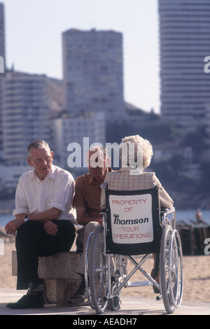 Ligne de crédit est obligatoire John Angerson vacanciers britanniques profiter le soleil d'hiver à Benidorm espagne Banque D'Images