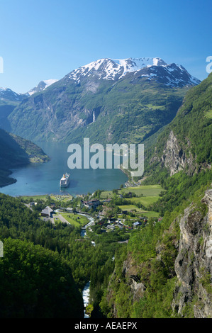 Vue sur Geiranger Geirangerfjorden et de Flydalsjuvet More og Romsdal Norvège Stranda Banque D'Images