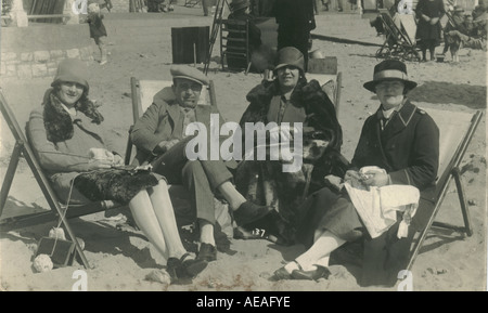 Groupe d'amis profitant du soleil sur la plage de Bournemouth circa 1925 Banque D'Images
