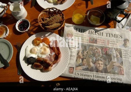 Un petit-déjeuner irlandais, Heron's Cove hotel Goleen Irlande - œufs au bacon saucisse boudin Times newspaper on table Banque D'Images