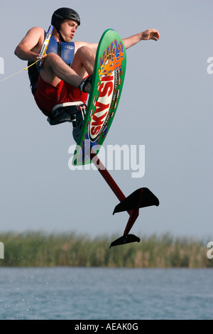 Jeune homme monté sur un ski sky hydroptère. Banque D'Images