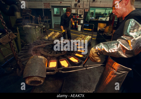 Verser 99,3 % de l'or pur dans les moules de l'anode pour la purification finale, l'Australie Occidentale, horizontal, Banque D'Images