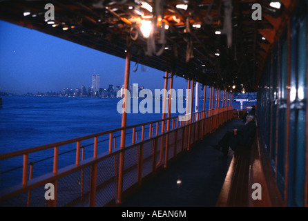 Ferry de Staten Island à Manhattan NYC au crépuscule Banque D'Images