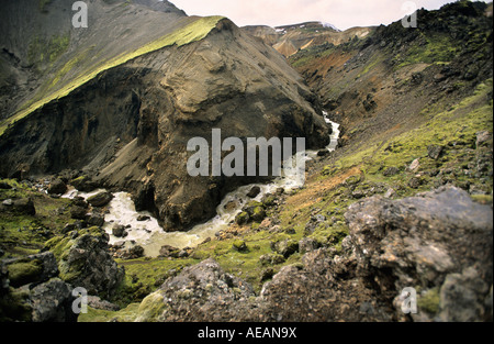 L'Islande, Landmannalaugar, ruisseau coule au milieu des rochers Banque D'Images