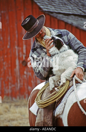 Embrassant son chien Cowboy sur le haut d'un cheval dans l'Oregon Banque D'Images
