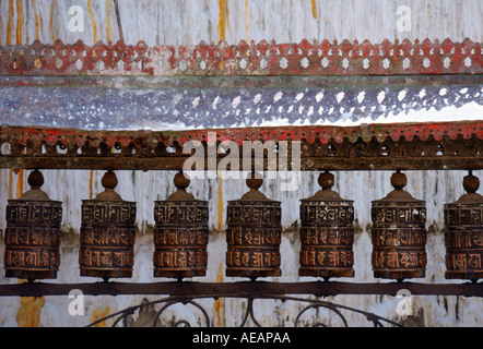 Roues de prière bouddhiste richement sculptée à Swayambhunath Stupa monument bouddhiste au Népal Banque D'Images