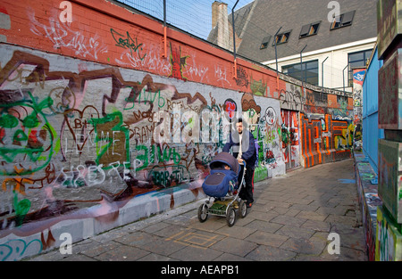 Les murs de graffitis dans Werregaren Straat Gand Belgique Banque D'Images