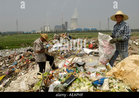 Les travailleurs migrants collecter des matières plastiques d'une décharge à Ningbo, Zhejiang, Chine. 12-juin-2006 Banque D'Images