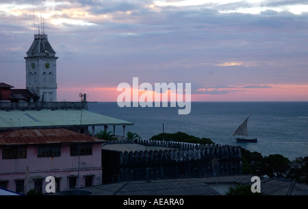 Coucher de soleil sur la ville En pierre l'île de Zanzibar dans l'Océan indien du haut de Emerson et Green hotel Banque D'Images