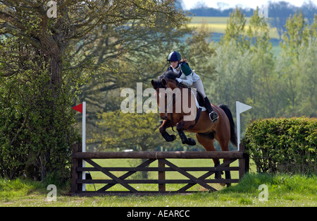 Jeune en compétition de cross-country événement hippique dans l'Oxfordshire avec son cheval de race Thoroughbred cross Cleveland Bay Banque D'Images