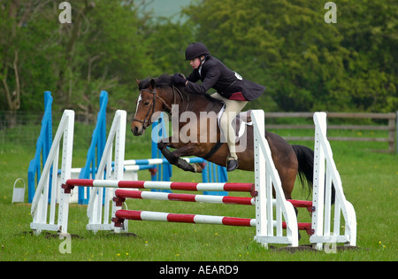 Jeune participant à l'événement hippique dans l'Oxfordshire sur une nouvelle forêt pony appelée Natti Banque D'Images