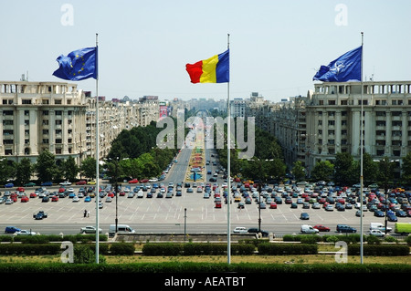 Place de la Constitution, d'arbres et bordée fontaine Union Avenue, Bucarest, Roumanie, Europe, UNION EUROPÉENNE Banque D'Images