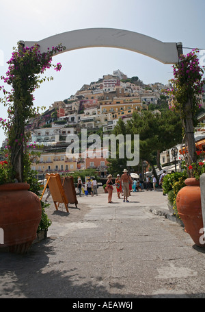 Vue imprenable sur le village de raide Positano sur la Côte Amalfitaine Côte Amalfitaine et la mer Méditerranée Italie Banque D'Images