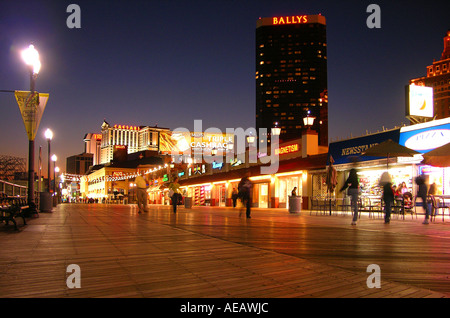 Boardwalk, boutiques, casinos, Atlantic City, New Jersey, USA Banque D'Images