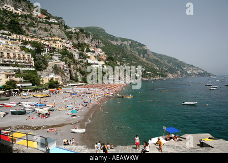 Vue imprenable sur le village de Positano et raide beach sur la Côte Amalfitaine Côte Amalfitaine et la mer Méditerranée Italie Banque D'Images