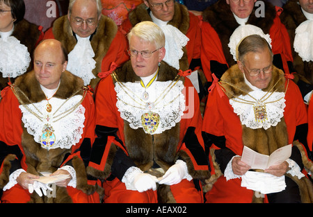 Les échevins de la ville de Londres à Guildhall vêtus de robes de cérémonie rouge bordé de fourrure Londres Banque D'Images