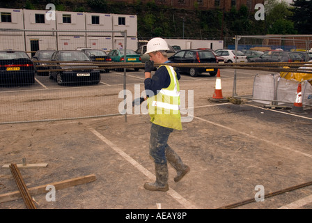 Construction Worker carrying steel Milton Keynes UK Banque D'Images