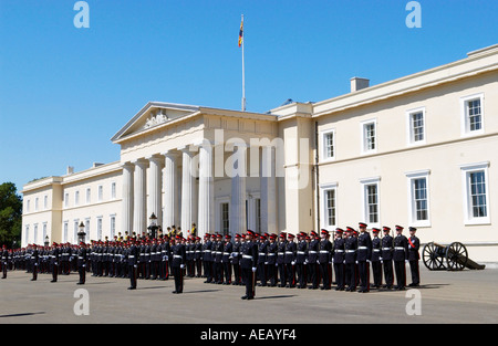 Les cadets militaires à la parade s'Académie Royale Militaire de Sandhurst Surrey Banque D'Images