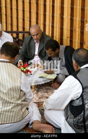 Tripoli (Libye). Célébrations de mariage musulman. Un Cheikh, ou Ma'doun, prépare un contrat de mariage alors que le père de la mariée. Banque D'Images