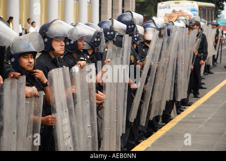 Une ligne de policiers mexicains en tenue de combat dans la ville de Xalapa (Jalapa), Veracruz, Mexique. Banque D'Images