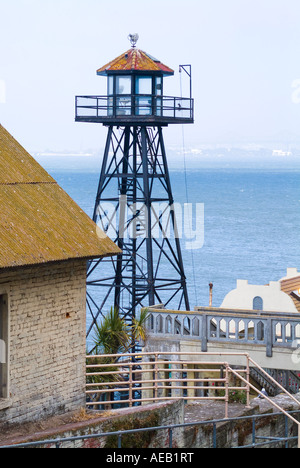 Tour de garde sur Alcatraz dans la baie de San Francisco California USA Banque D'Images