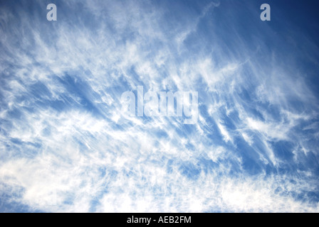 Cirrus nuages contre ciel bleu, Berkshire, Angleterre, Royaume-Uni Banque D'Images