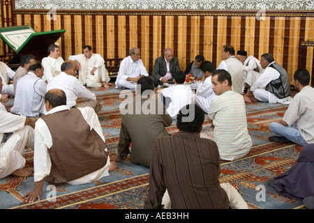 Tripoli (Libye). Célébrations de mariage musulman. Amis et membres de la famille témoin Signature du contrat de mariage. Banque D'Images