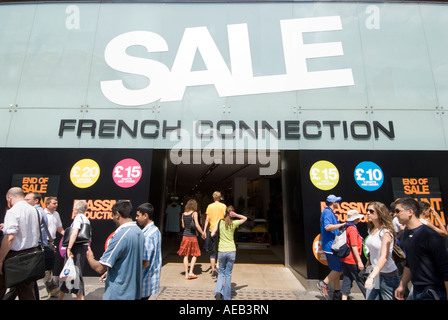 Vente d'été signe en French Connexion clothes store sur Oxford street au centre de Londres, UK Banque D'Images