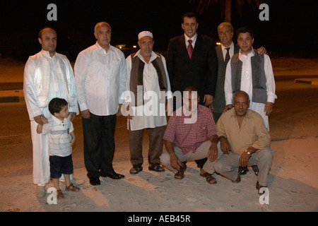 Tripoli (Libye). Célébrations de mariage musulman, le marié et les membres de la famille. Banque D'Images