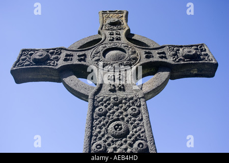 Closseup de réplique de St Johns St Columbas Croix celtique en dehors de culte, Iona Abbey, Mull, Ecosse, Royaume-Uni Banque D'Images