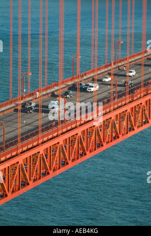 Vue panoramique de la circulation sur le pont du Golden Gate à San Francisco California USA Banque D'Images