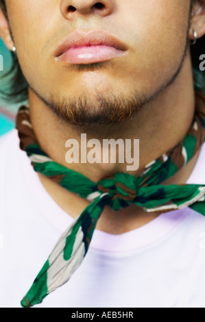 Close up of bandana autour du cou du jeune homme hispanique Banque D'Images