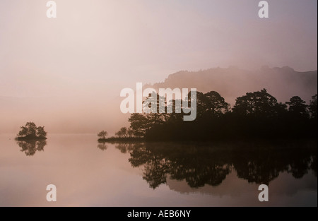 Morning Mist sur Rydal Water, Lake District, UK Banque D'Images