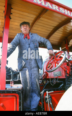 Un homme et son moteur de traction à la vapeur en collecte Flookburgh Cumbria, UK Banque D'Images