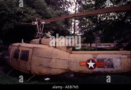 Bell UH-1H Huey, Musée de l'hélicoptère, des débris de guerre américain anciennement Musée des Crimes de guerre, Ho Chi Minh, anciennement Saigon, Vietnam. Banque D'Images