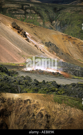 L'Islande, Landmannalaugar, touristes debout à côté des sources chaudes, champs de lave, rhyolite Hills, à la vapeur les évents et les dépôts de soufre Banque D'Images