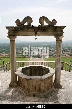 Vue panoramique de la ville médiévale de Palestrina depuis la terrasse du Palazzo Barberini qui abrite le Museo Nazionale Archeologico Lazio Italie Banque D'Images