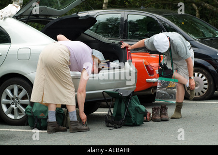 Les randonneurs de changer leurs bottes. Dans le district du lac Coniston le nord de l'Angleterre, Royaume-Uni Banque D'Images