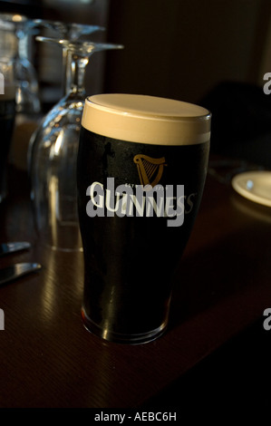 Pinte de Guinness, Keenans bar, Termonbarry, Comté de Longford Banque D'Images