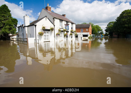 Un pub inondé à Tewkesbury Banque D'Images